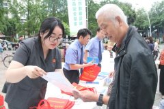 群众纷纷驻脚领取、阅读