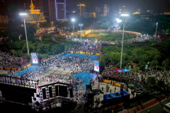 村平易近和旅客一路祭月